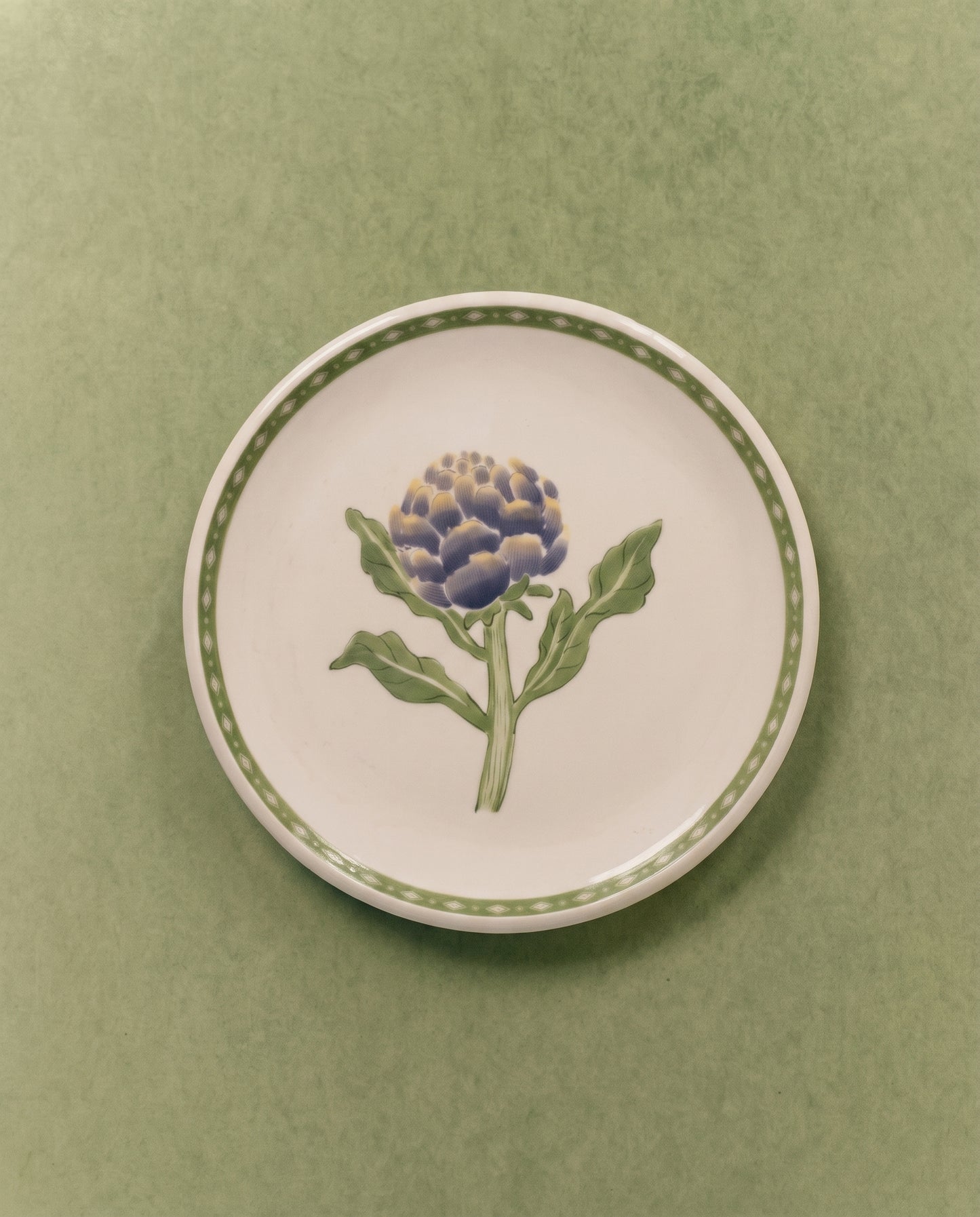 Artichoke Dinner Plate with Inverted Diamond Border