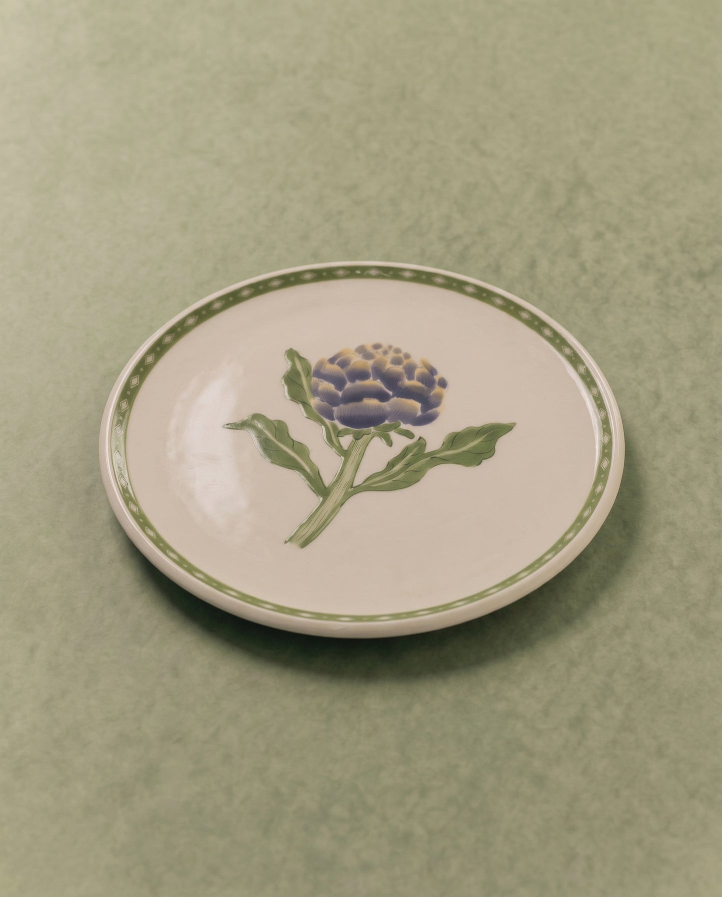 Artichoke Dinner Plate with Inverted Diamond Border